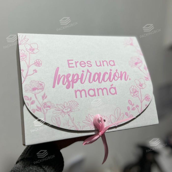 Caja tipo sobre de 23.5 x 23.5 x 6 cm